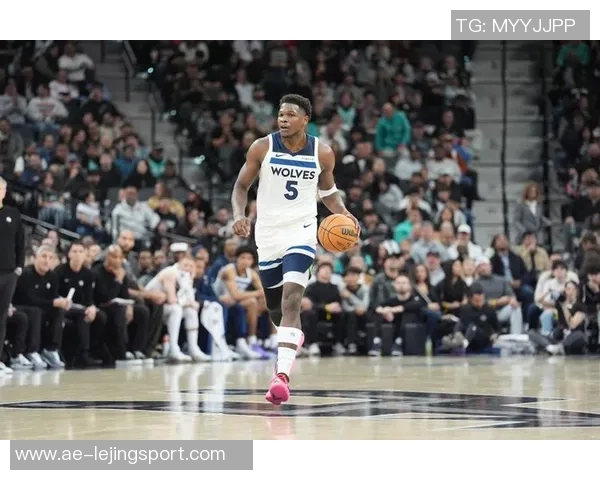 爱德华兹表现平平半场11投仅4中收获10分2篮板并有2次失误